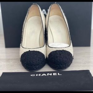 Classy Chanel tweed pumps with silver toe heel detail. Size 37.